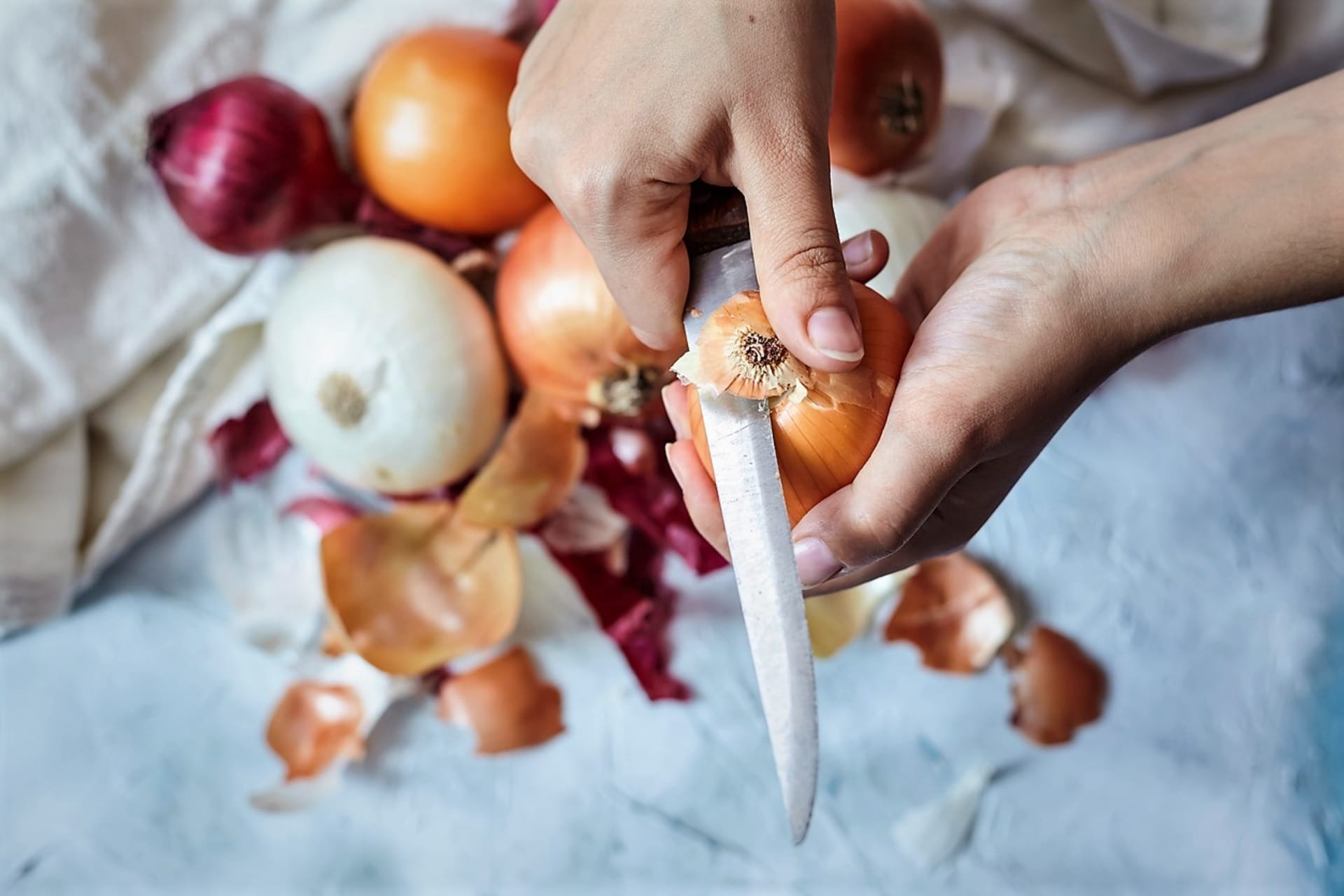 Łuski cebuli działają antybakteryjnie i przeciwgrzybiczo, dezynfekują korzenie, zapobiegają rozmnażaniu się grzybów i bakterii, a tym samym w naturalny sposób chronią rośliny przed pleśnią i gniciem.